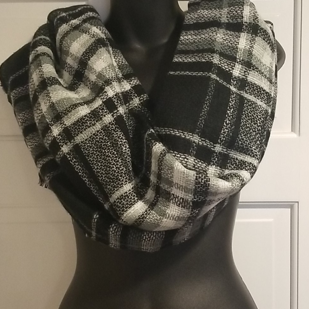Vici Black and white blanket wrap